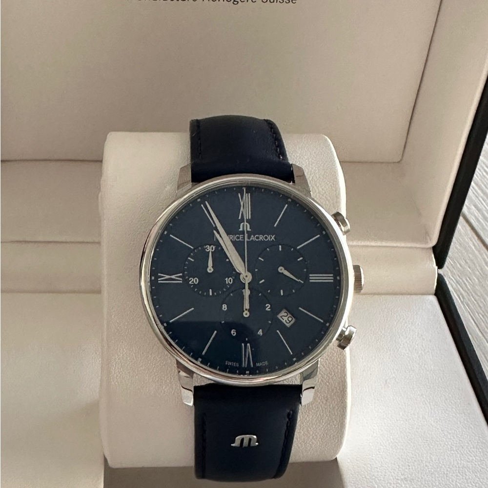 The 40mm stainless steel case watch is slenderenhancing wearer comfort.